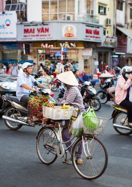 Vietnamca satıcı sokaklarda gıda satış