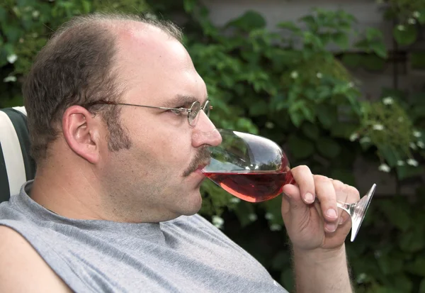 Tomando un vaso de rosa — Foto de Stock