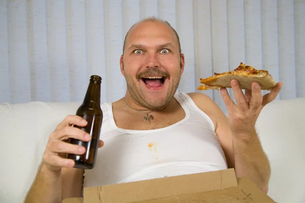 Bier en pizza — Stockfoto
