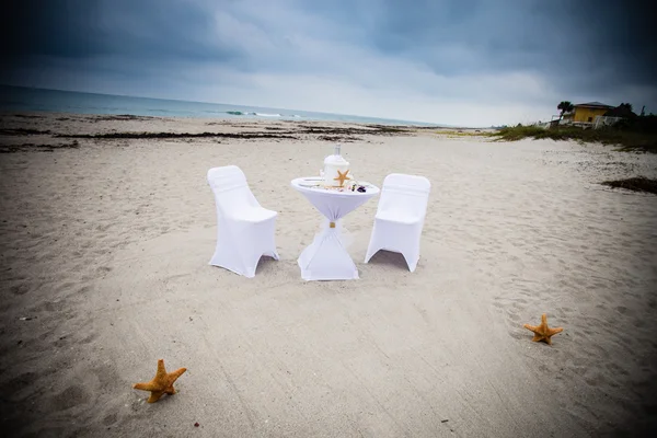 Организована пляжная свадьба — стоковое фото