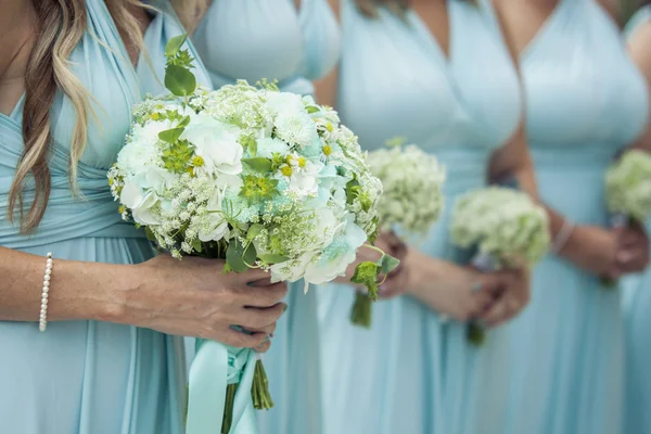 Damas de honra segurando flores — Fotografia de Stock