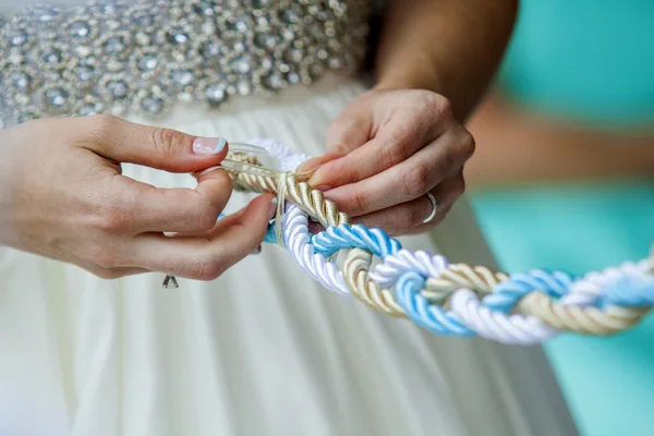 Tighting the knot — Stock Photo, Image