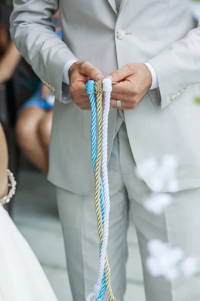 Tighting the knot — Stock Photo, Image