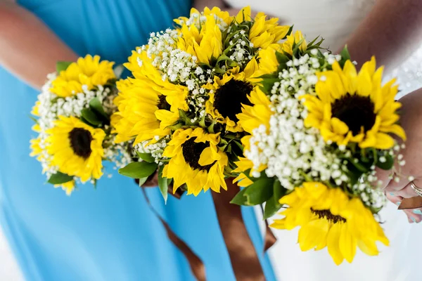 Damas de honra segurando flores — Fotografia de Stock