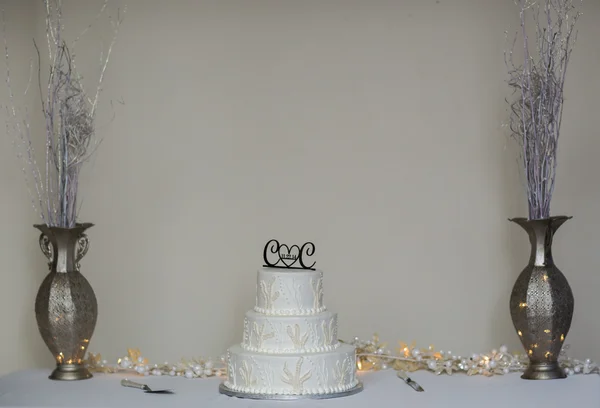 Düğün pastası masanın üstünde. — Stok fotoğraf
