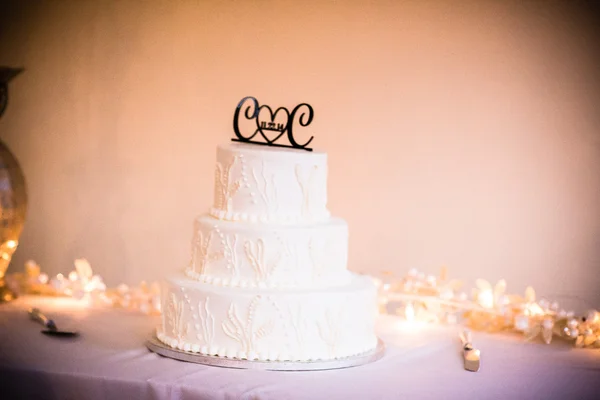 Wedding cake on the table Royalty Free Stock Photos