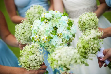 Çiçekler elinde nedime