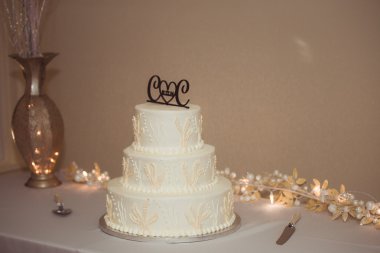 Düğün pastası masanın üstünde.