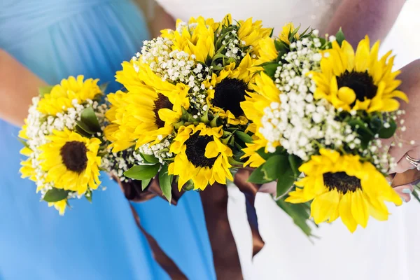 Damas de honra segurando flores — Fotografia de Stock