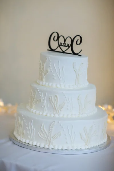 Wedding cake on the table — Stock Photo, Image