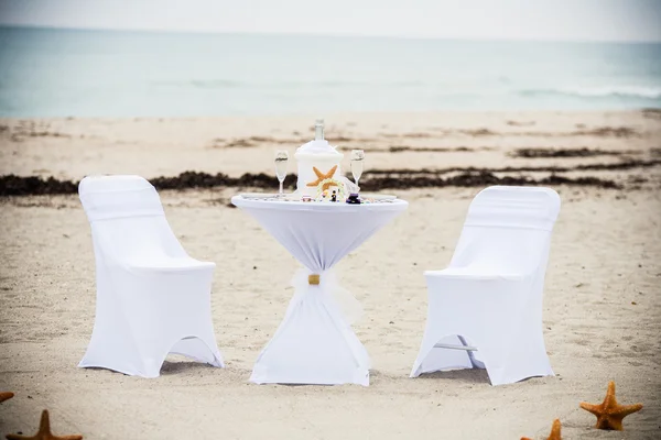 Bolo de casamento na mesa — Fotografia de Stock