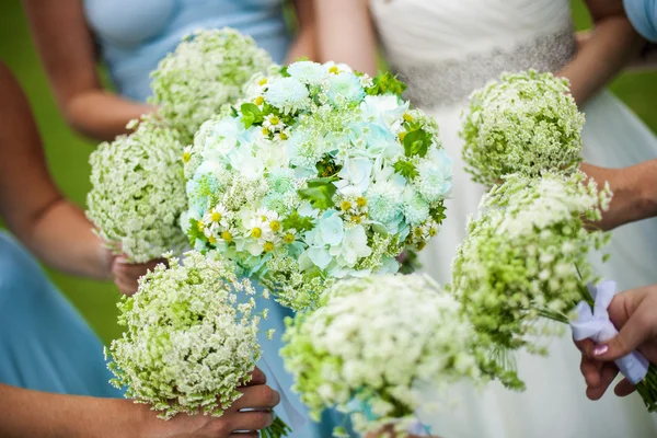 Družičky drží květiny — Stock fotografie