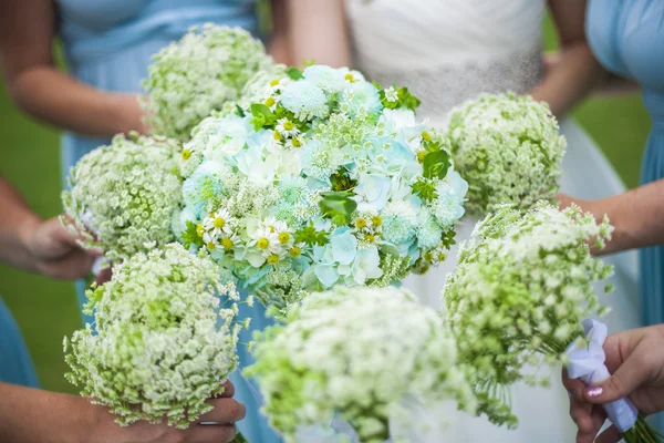 Damas de honra segurando flores — Fotografia de Stock