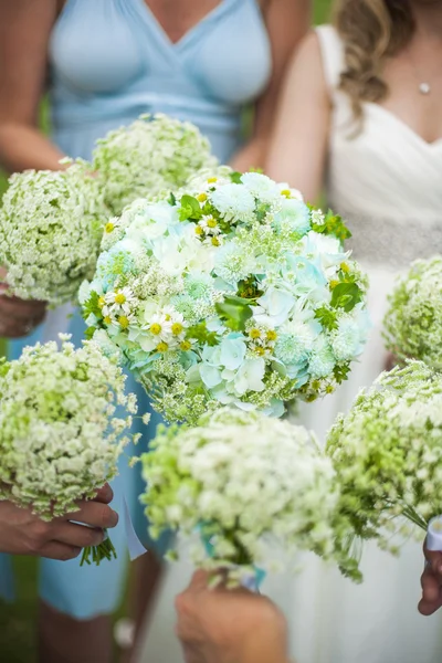 Bruidsmeisjes houden van bloemen — Stockfoto