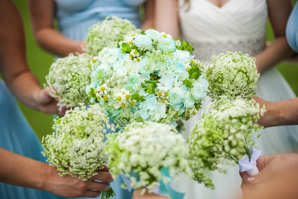 Družičky drží květiny — Stock fotografie