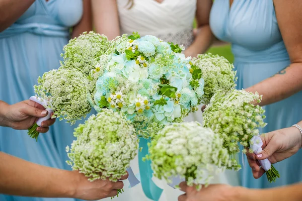 Damas de honra segurando flores Imagem De Stock