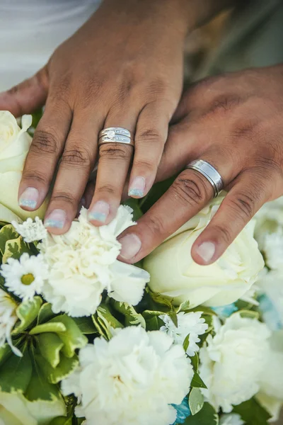 Bröllopsdag hand i hand — Stockfoto