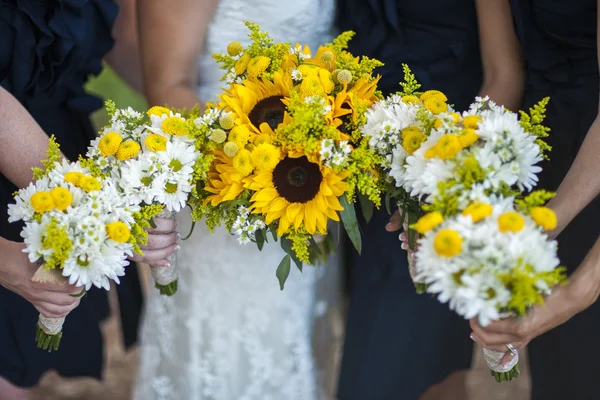 Damas de honor sosteniendo flores —  Fotos de Stock