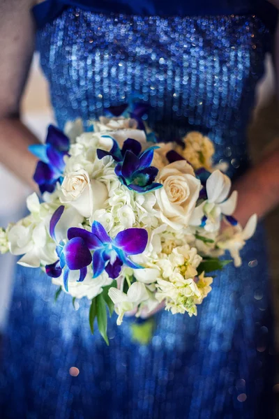 Mariée tenant des fleurs — Photo