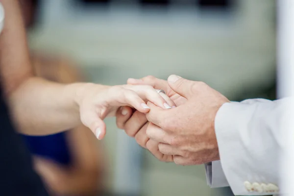 Día de la boda cogidas de la mano — Foto de Stock