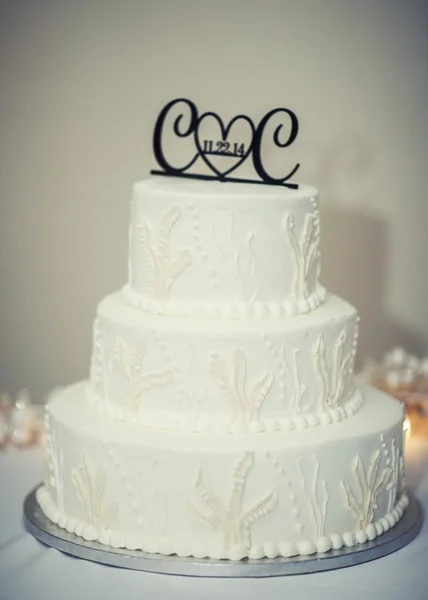 Bolo de casamento na mesa — Fotografia de Stock