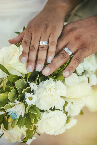 Wedding Day hand in hand — Stockfoto