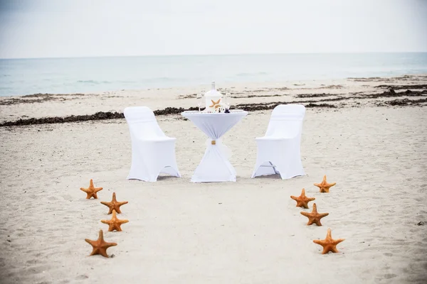 Düğün pastası masanın üstünde.