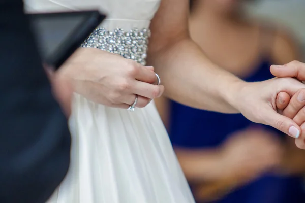 Dia do casamento de mãos dadas — Fotografia de Stock