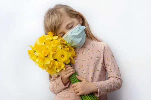 Blonde Girl Medical Mask Holding Bouquet Daffodils — Stock Photo, Image