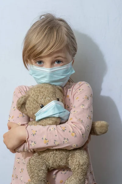Das Mädchen Der Medizinischen Maske Sie Umarmt Einen Teddybär Trägt — Stockfoto