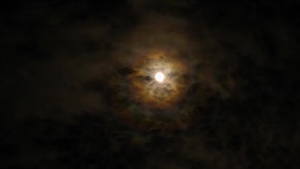 Lune brillante dans les nuages 