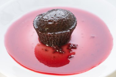Üstünden biraz kiraz şurubu cupcake