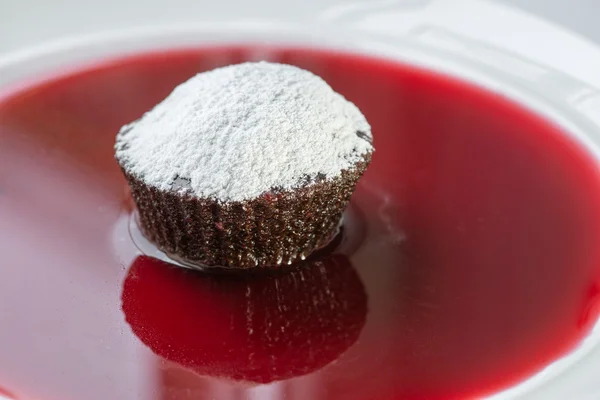 Cupcake med körsbär sirap — Stockfoto