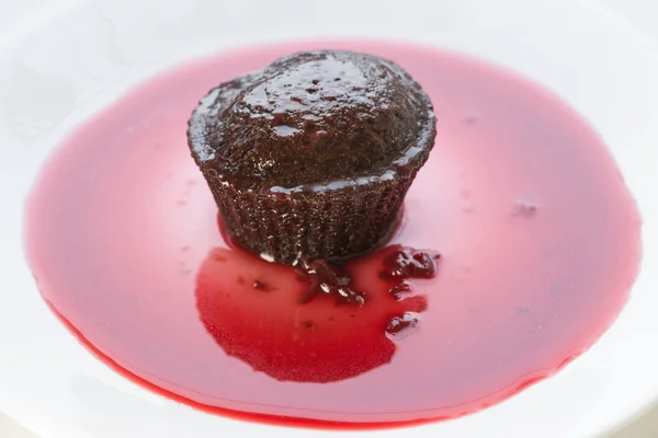 Cupcake i körsbär sirap — Stockfoto