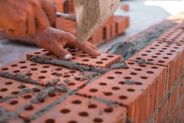 Erkekler ellerini tuğla yaymak