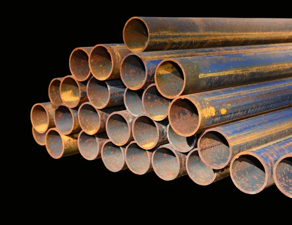 Tubi d'acciaio in un paesaggio industriale . — Foto Stock