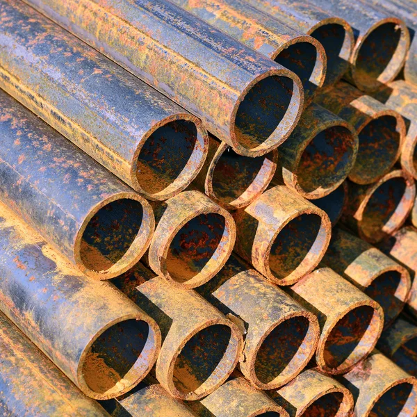 Tubos de acero en un paisaje industrial . —  Fotos de Stock
