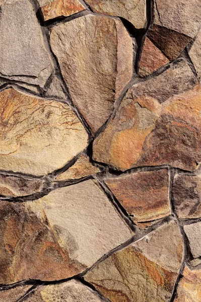 Un fragmento de una pared de una piedra astillada en una foto de fondo . — Foto de Stock