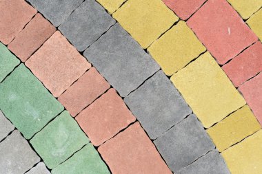 Platform tarafından somut bir döşemeli taş bloklar