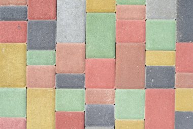 Platform tarafından somut bir döşemeli taş bloklar