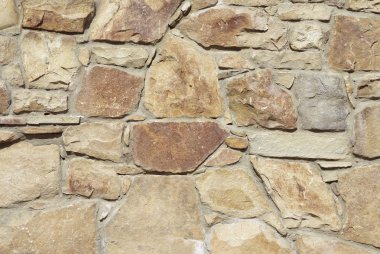 Çatlamış bir taştan bir duvar parçası.