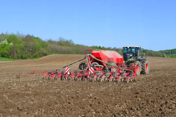 Aanplant van maïs stond planter in het veld — Stockfoto