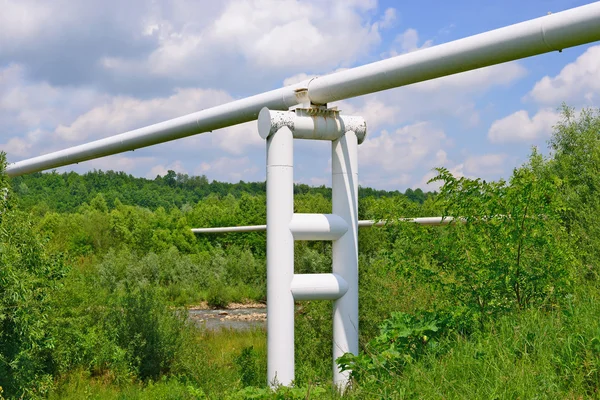 Rörledningen högt tryck i ett sommarlandskap — Stockfoto