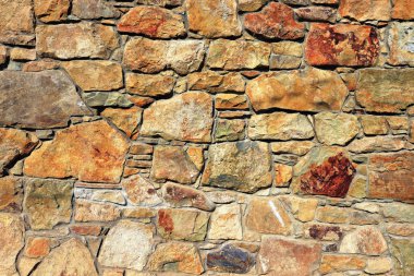 Çatlamış bir taştan bir duvar parçası.