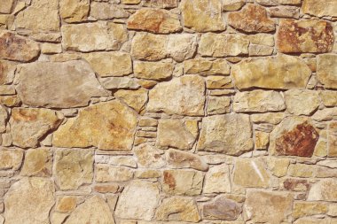 Çatlamış bir taştan bir duvar parçası.