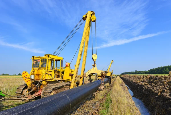 Endüstriyel bir manzara içinde boru hattı tamir