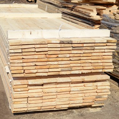 endüstriyel bir manzara içinde yığın bir kenar yönetim kurulu