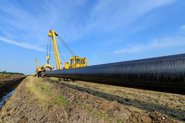 Endüstriyel bir manzara içinde boru hattı tamir