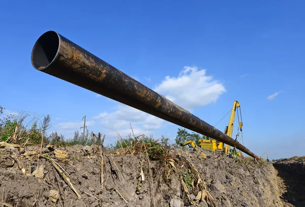 En el oleoducto reparaciones en un paisaje industrial — Foto de Stock