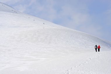 Bir dağ manzarası içinde bir yamaca kış